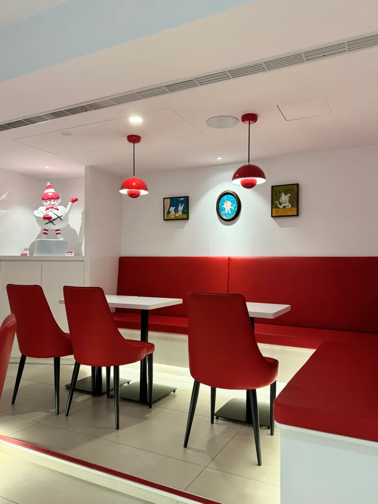 1F圓環桌旁邊的小桌,還有一些座位