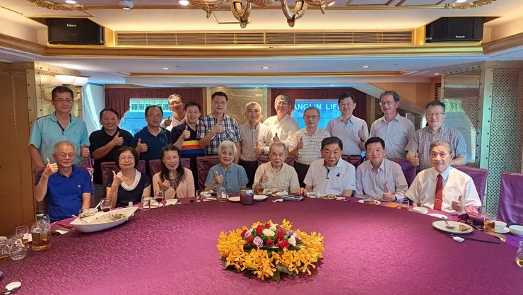 2023年九月，我參加慶祝老師生日的餐宴，我是照片後排左邊第六位。
