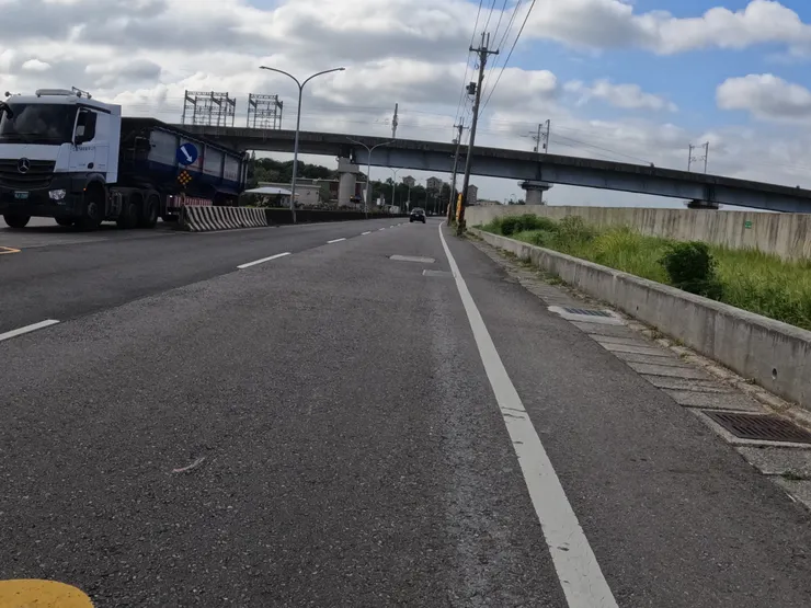 縣道118上預見高鐵了。