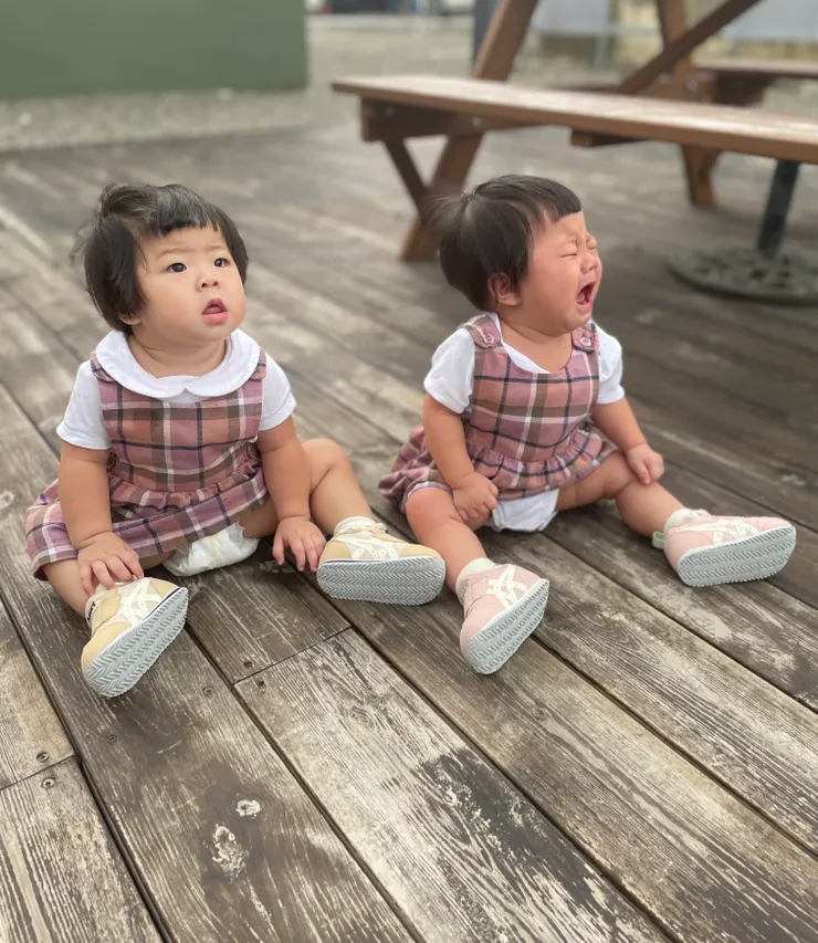 鞋底有易彎曲凹凸紋路，具止滑效果