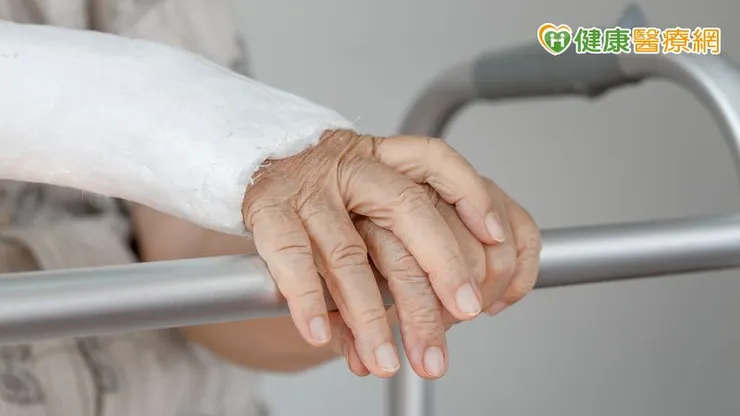 根據衛福部112年統計資料，因骨折就醫者大約有29萬人，其中前臂骨折人數就佔37.36%，屬於較常發生骨折的部位。