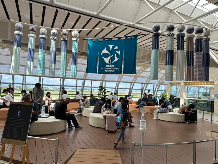 二樓休息區，搭配祭典上方有很多七夕吊飾