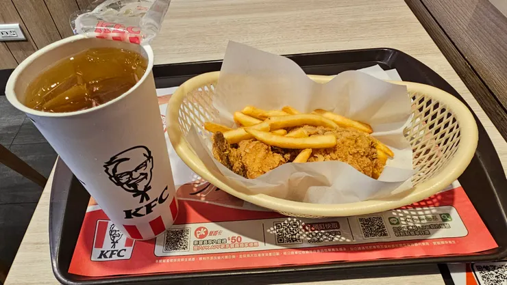 為了減肥我乖乖點無糖綠茶來喝!