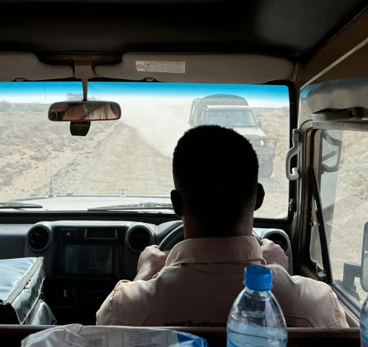 看看對向來車的沙塵有多飛揚~~~