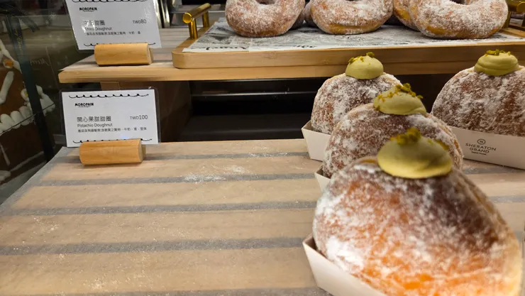 開心果甜甜圈看起來好美味…忍住忍住…