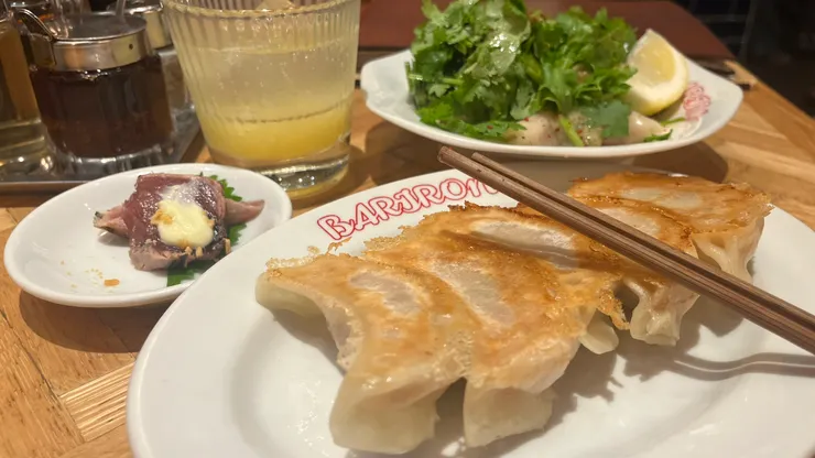 點了煎餃、水餃、小菜和飲料。