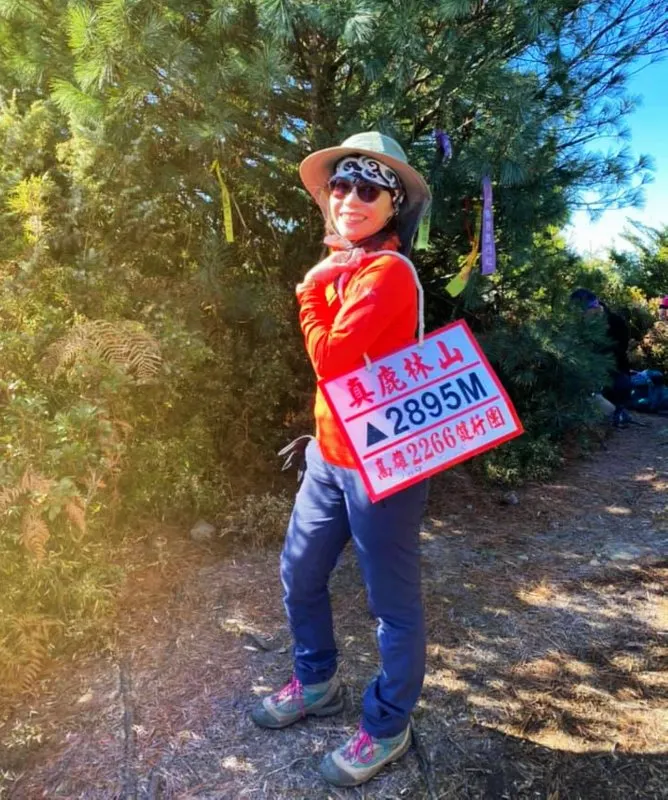 石水山主峰（據說此峰才是真正的鹿林山，且為阿里山山脈最高峰，不過在以三角點為主的觀念下，將此峰南北的二顆三角點稱為石水山及鹿林前山，而鹿林山則被搬移到鹿林前山東邊約一公里的獨立山頭）