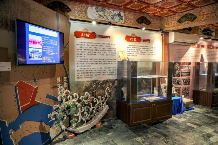 影片解說與舊廟構件展示