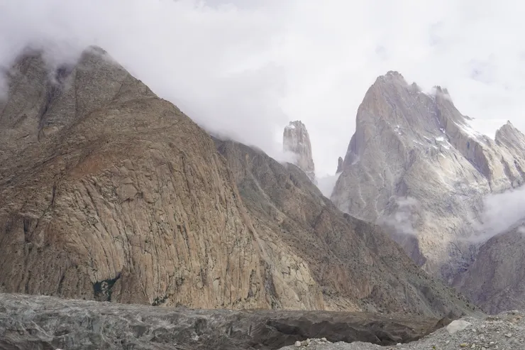 貌似巴比倫塔的川口峰