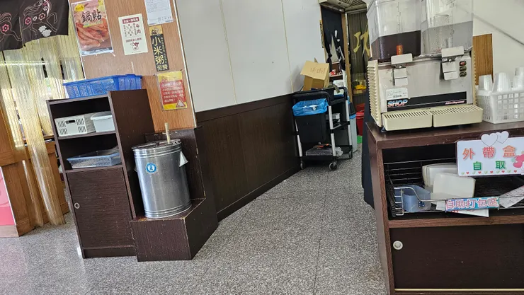 五花馬水餃館內用小米粥免費喔!