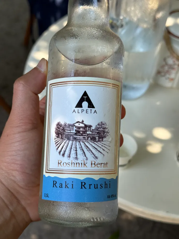 阿國國酒Raki: 一種用水果(主要是葡萄)蒸餾出來的40度以上烈酒