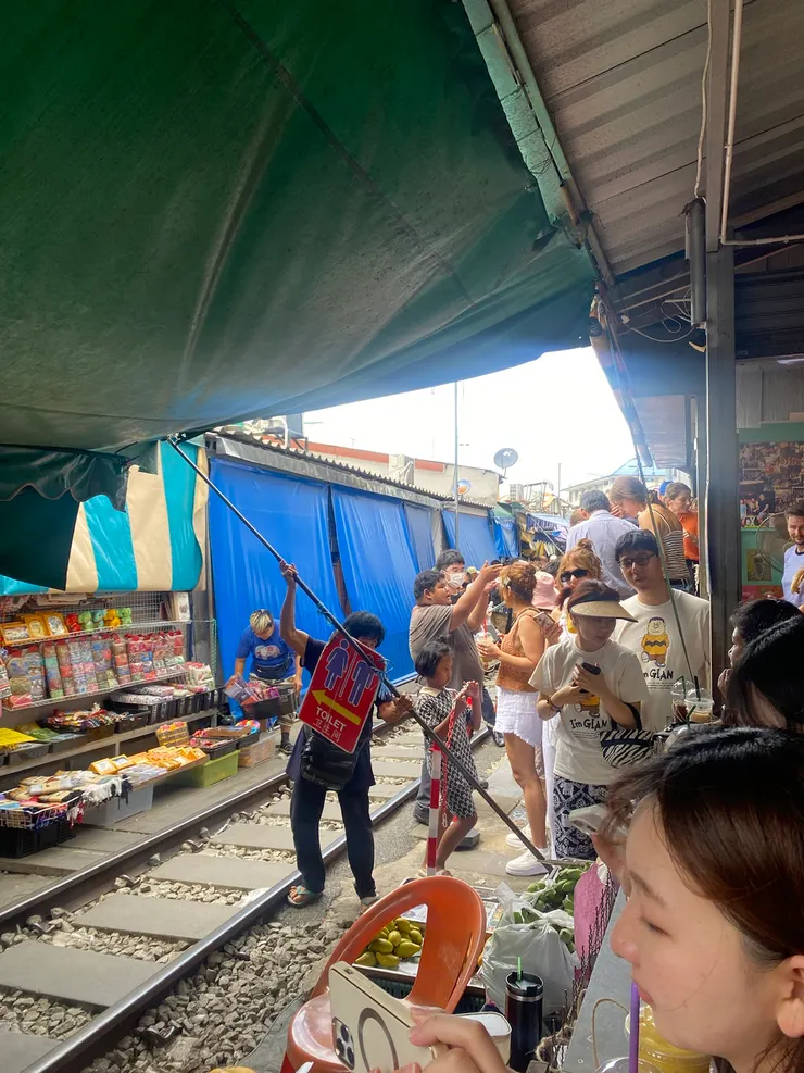 火車要來了 攤販開始收傘