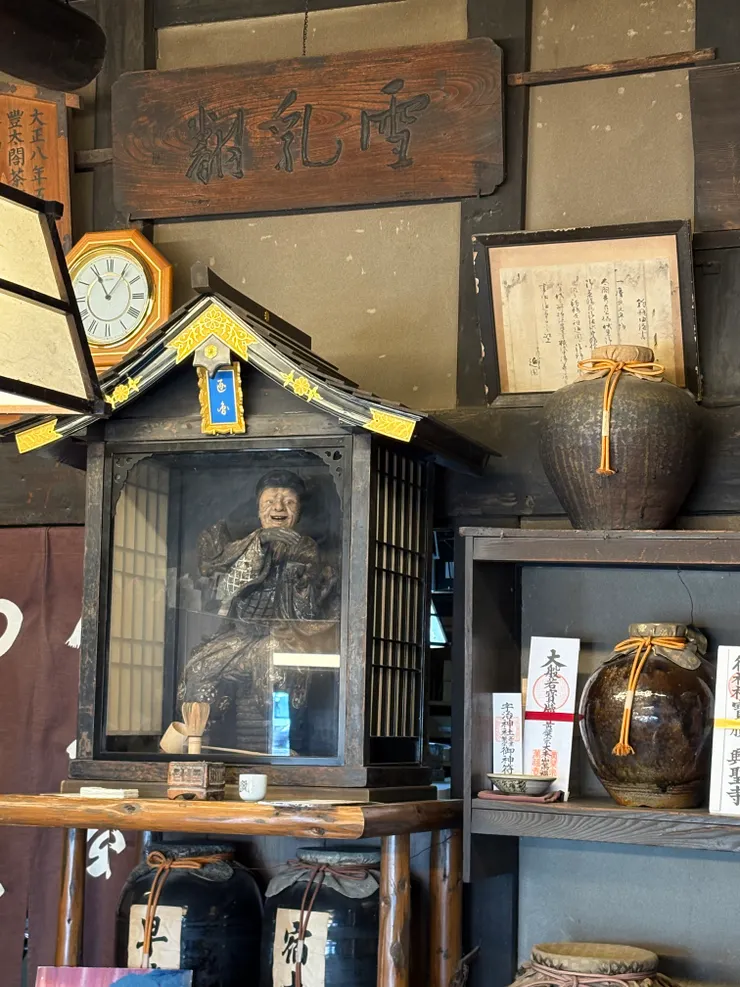 這尊人偶就是一休和尚製作給初代店長的木雕。