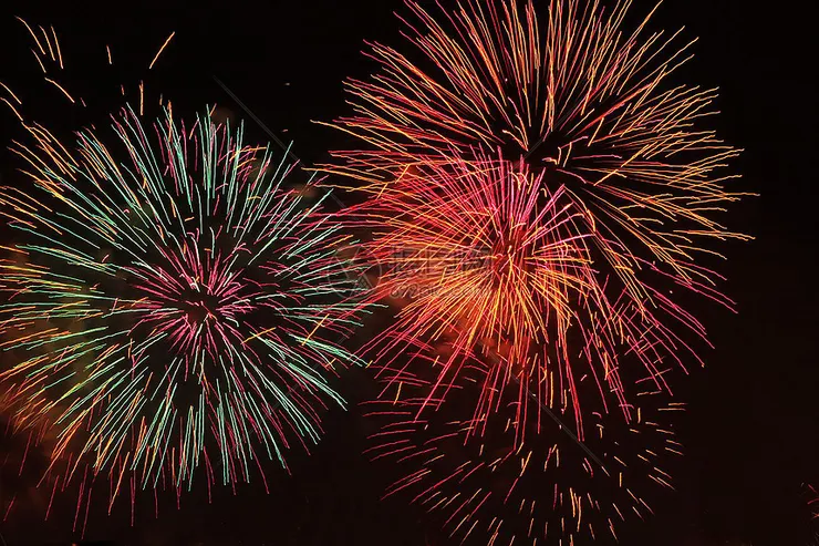 夜幕低垂，花開了幾多朵？