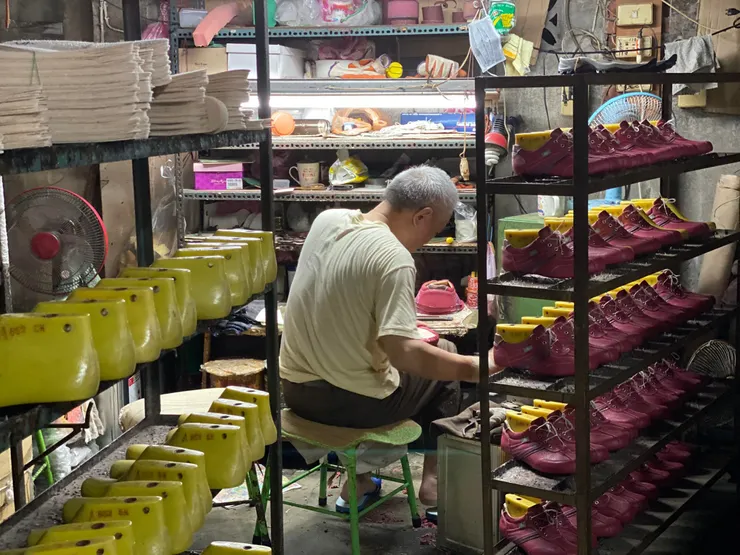 師傅正在黏合鞋底