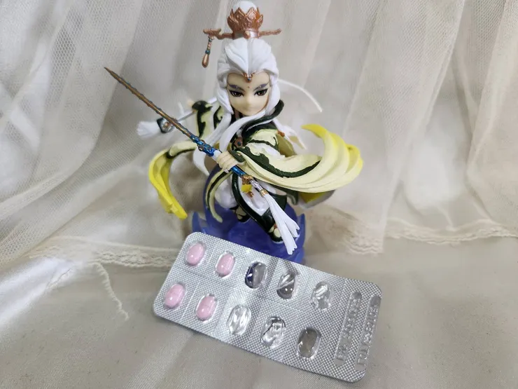 安柏寧與素還真公仔