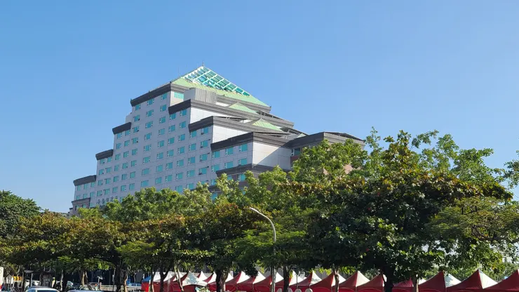 眼睛要休息，呃，腳應該要鍛鍊。