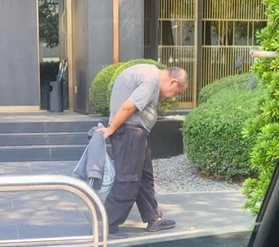 駝背長者(李建崑攝影)