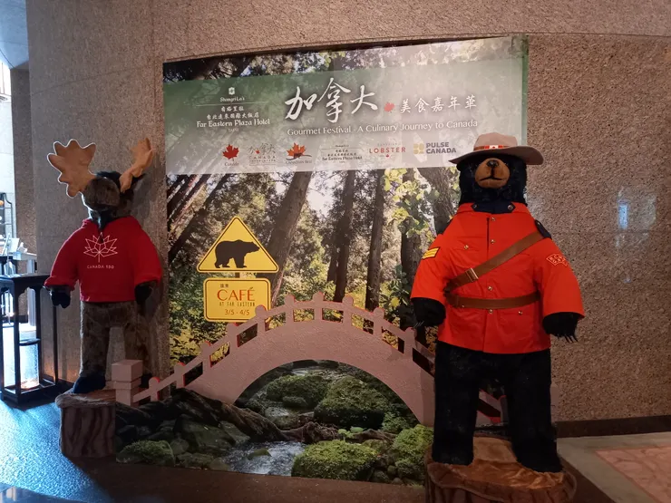 我爸現在在加拿大和美國自助旅行!副理又恰巧推薦台灣人在加拿大開卡車的YT頻道給我!這是要我去加拿大的意思嗎?