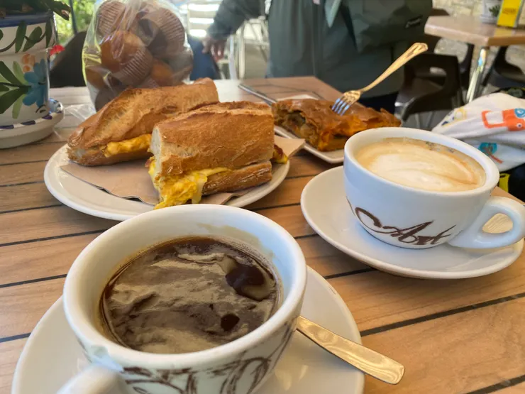 咖啡（拿鐵也是）真的好好喝又大杯，我們沿路遇到最大杯