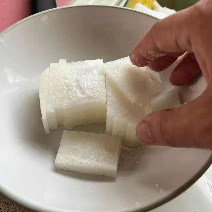 灑上鹽靜置，這是小半條白蘿蔔的份量。我自己覺得鹽的份量就是每片蘿蔔都有沾附到一層薄薄的鹽即可。