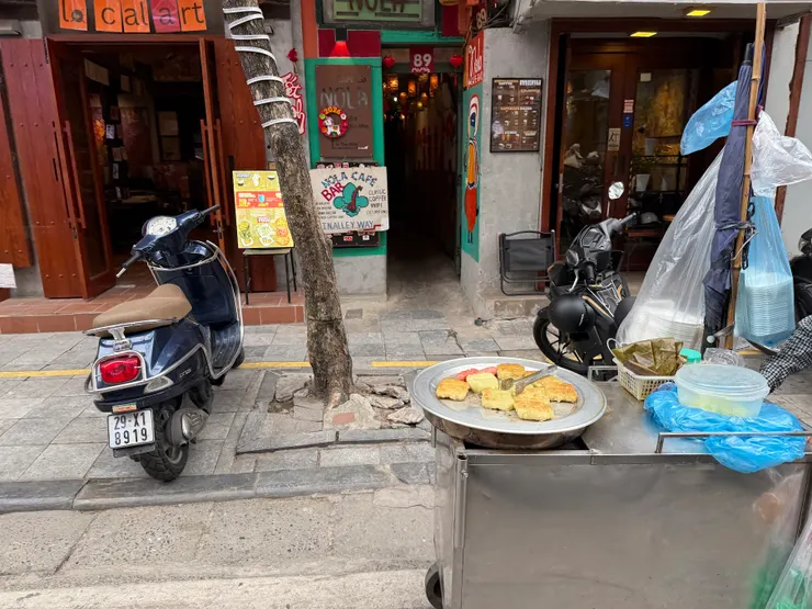 越南糯米餅搭配香腸，就像台灣的大腸包小腸。