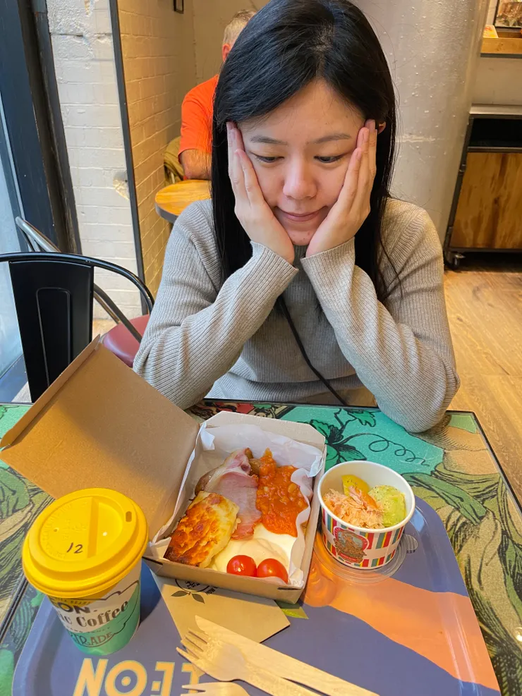 汶說酪梨鮭魚好吃