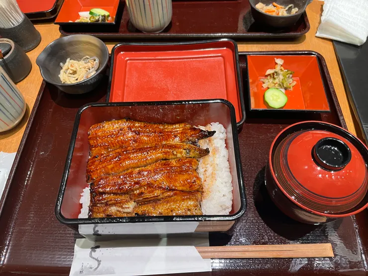 晚餐的鰻魚飯好好吃!但我們超快完食不知道在趕什麼,看日本朋友吃超快我也跟著吃很快,我們10分鐘左右就吃完了🤣