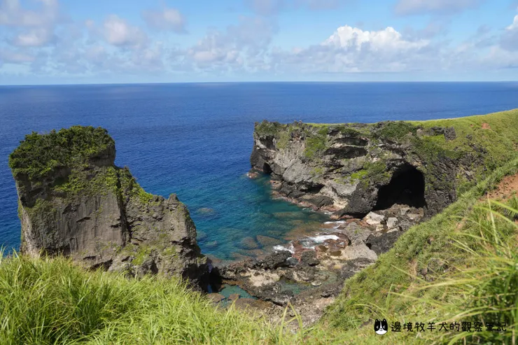 蘭嶼的海清澈到看得見海中岩石(此為青青草原旁的老人岩、鯨魚洞)