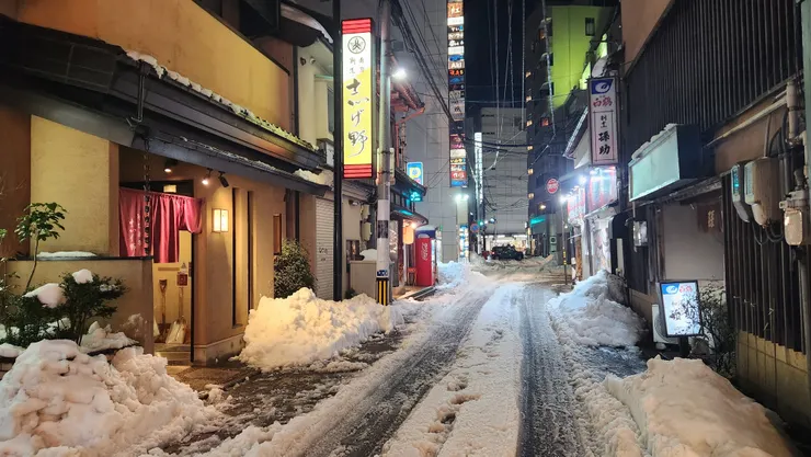 片町的小巷子，途中看到一堆人滑倒。冬天來的大家真的要小心