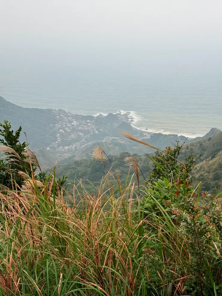 漸漸接近山頂，可遠眺陰陽海，因為天候不佳，陰陽海的顏色對比不是很明顯。