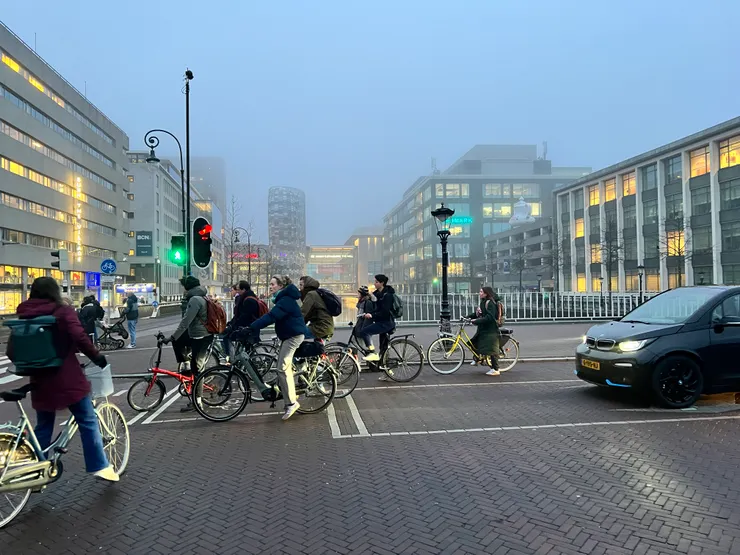 當地人的上班路，如果是在台灣，汽車前面會是摩托車，看得出來這是荷蘭吧