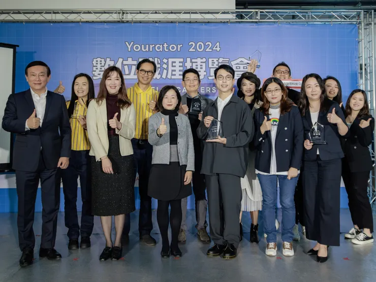 第一屆 Yourator 年度雇主品牌大賞由新加坡商鈦坦科技、IKEA、凱鈿行動科技與 PressPlay 等四家企業勇奪金賞，國泰金融控股公司獲頒數位人才人氣獎，Vpon 威朋大數據則摘下特別獎。