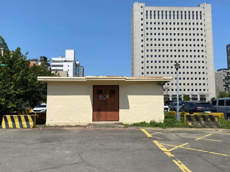 用途不明的長方型小屋（2025年3月。筆者拍攝）