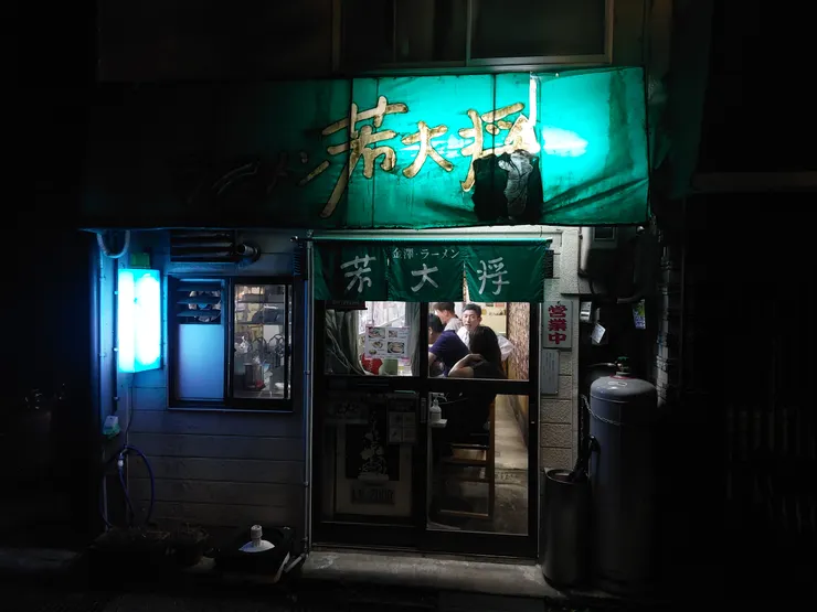 小小一間店卻擠滿了人