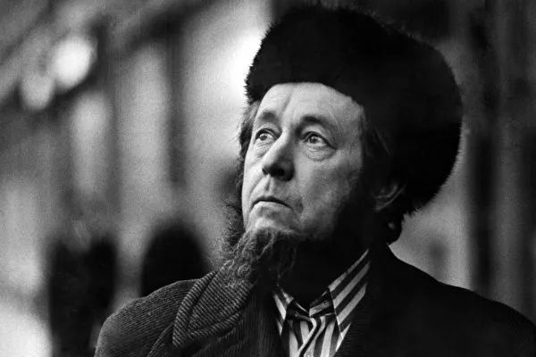 俄羅斯作家兼歷史學家索爾仁尼琴。圖為1974年2月15日，索爾仁尼琴在科隆拍攝的肖像。（AFP）