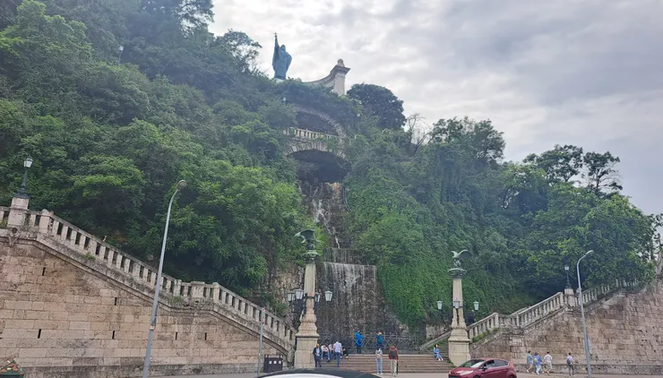 St. Gerard Sagredo Statue 路過景點..瀑布滿大的...