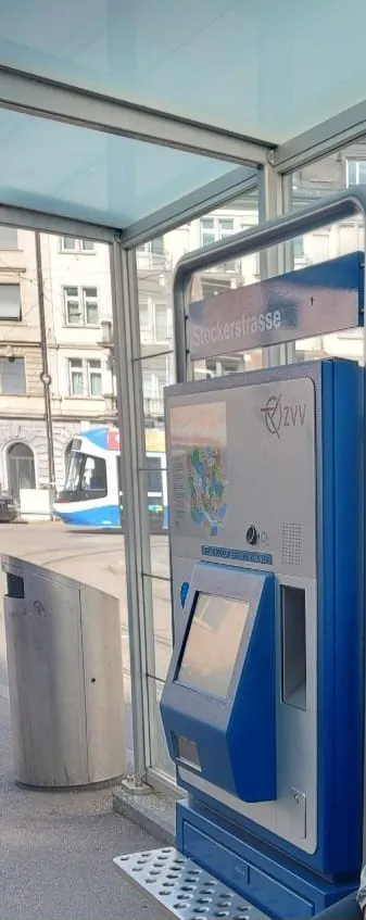 候車亭旁車票日期打印機