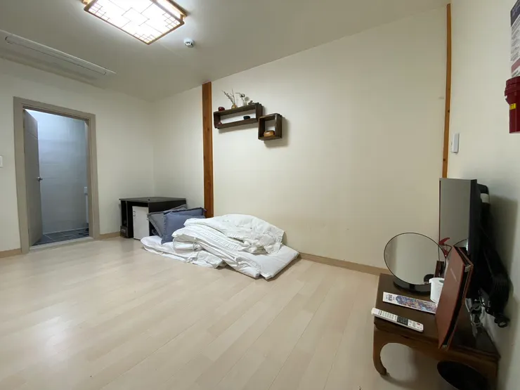 暖炕調節在電視右上方牆壁上