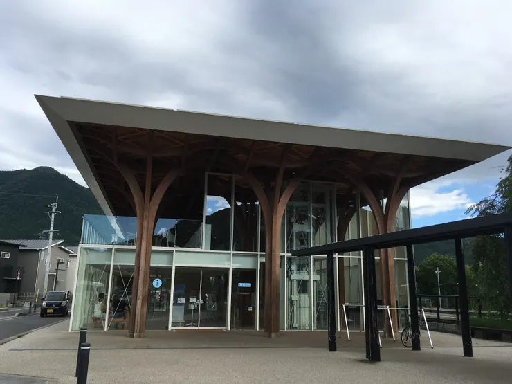 緊鄰由布院站的由布市遊客服務中心