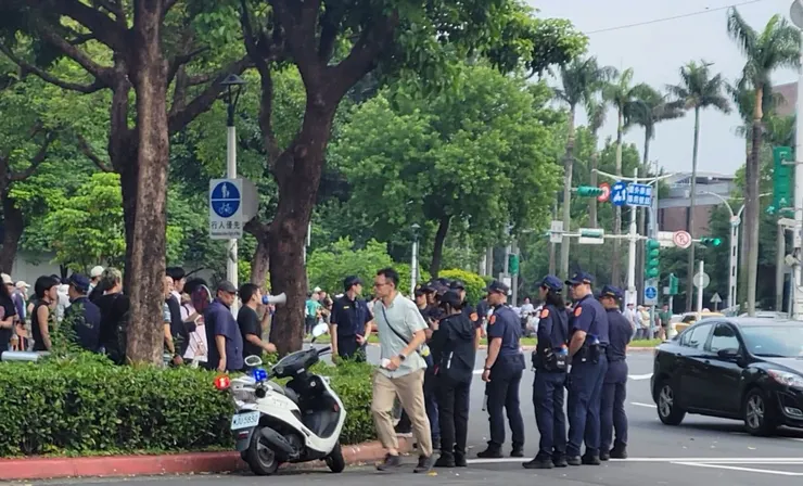 遊行帶頭者對著當時參加大罷免的人高喊請支持大麻合法化