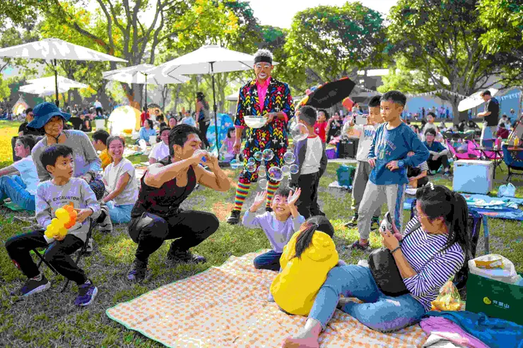 圖說:不只吃、還要玩!野餐日現場精彩活動不斷,草原上到處迴盪笑聲和歡樂,一點一滴凝結成為珍貴的家庭回憶。(資料來源:旺萊山)