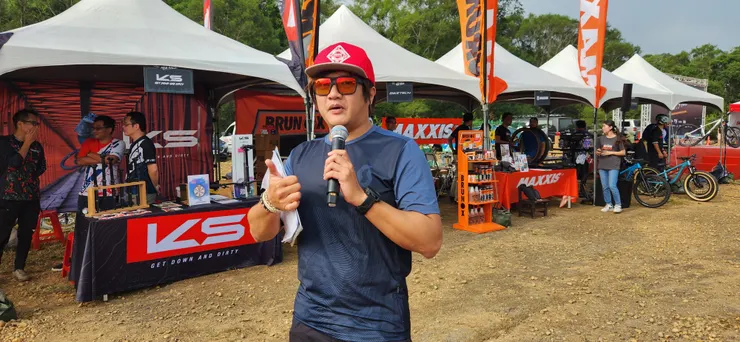 辛苦的主持人！超級專業而且台風穩健。有一位有經驗的主持人很重要，因為活動的節奏是否順輰，就得看主持人啦~