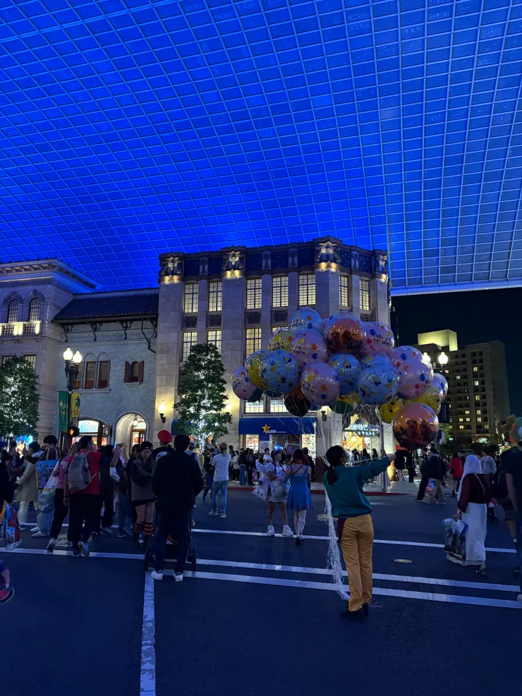 夜晚的好萊塢街區上方,是鋪滿整個天空的遮雨棚。