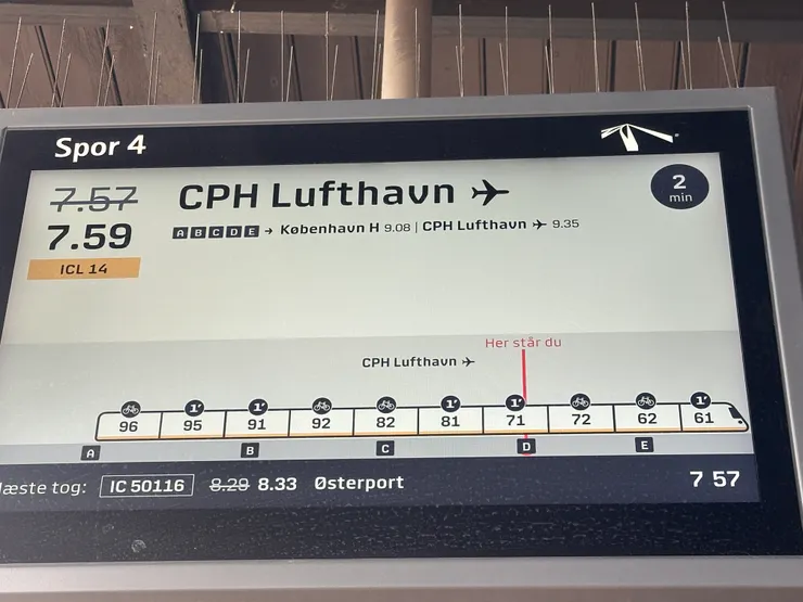 必須先看螢幕的區域和自己乘車票的車廂，再走過去對應的區域