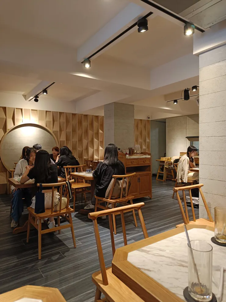 我坐的這邊桌子間隔很小