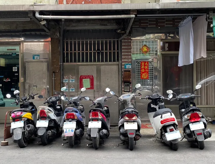 大禾邸家-門口停滿機車,沒有留一條通道讓住戶通行,請問該如何進出呢?