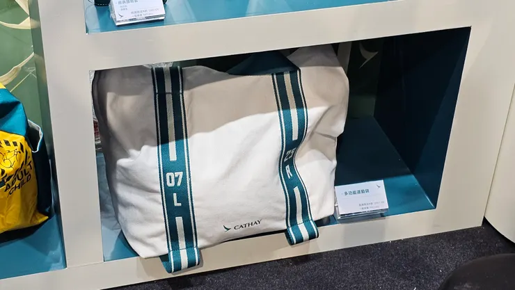 國泰航空多功能運動袋!上頭有跑道圖案!