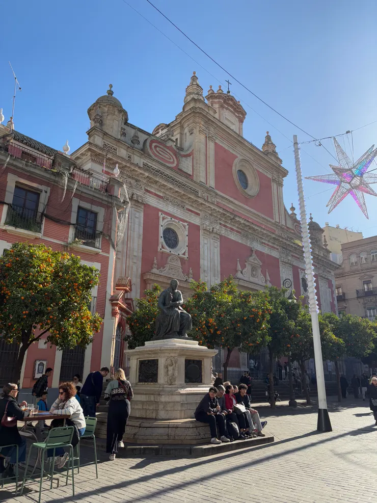 陽光明媚的街道與享受日照的人們