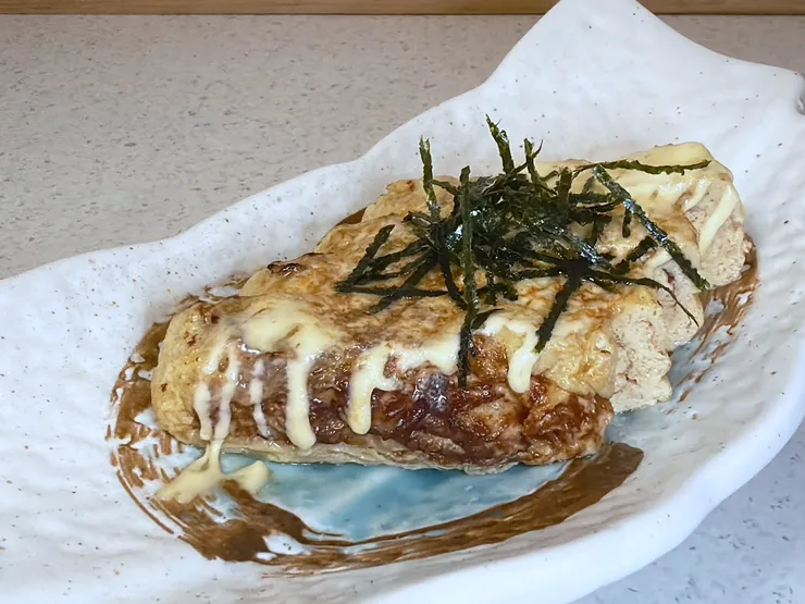 層層煎疊的玉子燒，搭配海苔絲與美乃滋非常對味。